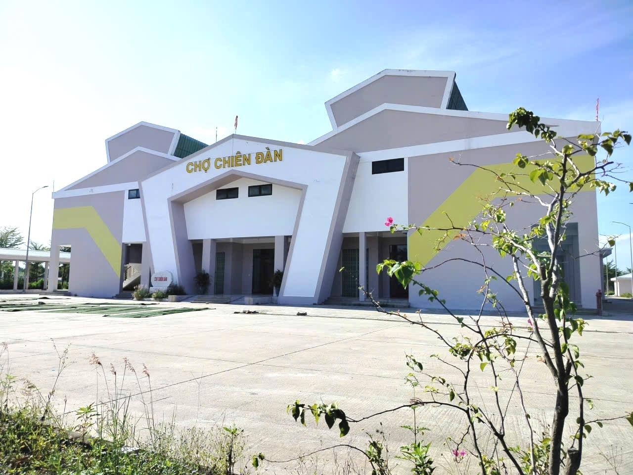Tại Kết luận thanh tra số 04 ngày 20/3/2025, Thanh tra thành phố đã chỉ ra những sai phạm trong công tác giải phóng mặt bằng, tái định cư, tổ chức thực hiện dự án Khu phố chợ Chiên Đàn (xã Chiên Đàn). Trong đó, có gói thầu thi công chợ Chiên Đàn. Ảnh: N.ĐOAN