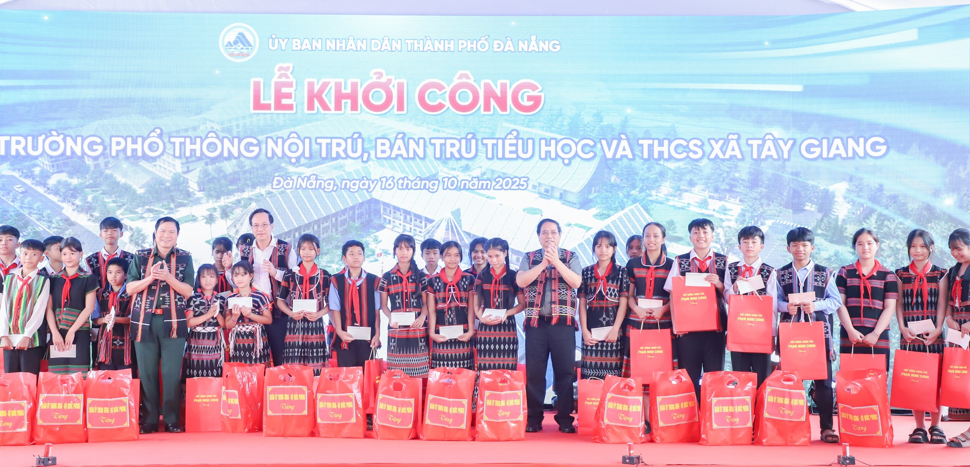 សមាជិក​ក្រុម​ប្រឹក្សា​និស្សិត​ចំនួន ១៦​នាក់។