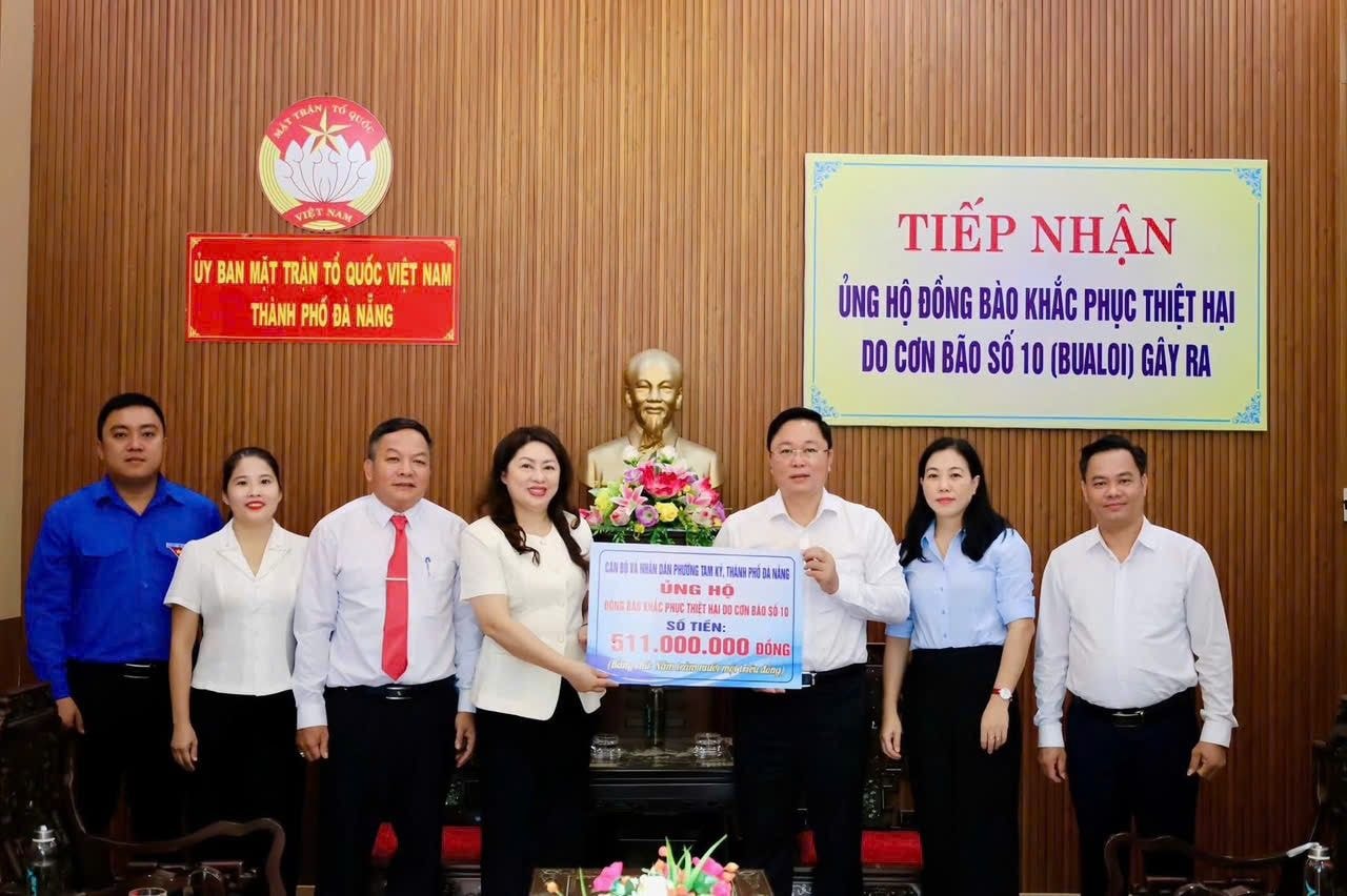 Chủ tịch Ủy ban MTTQ Việt Nam thành phố Lê Trí Thanh (thứ 3 từ phải qua) tiếp nhận bảng tượng trưng ủng hộ 511 triệu đồng từ lãnh đạo phường Tam Kỳ. Ảnh: TAM KỲ