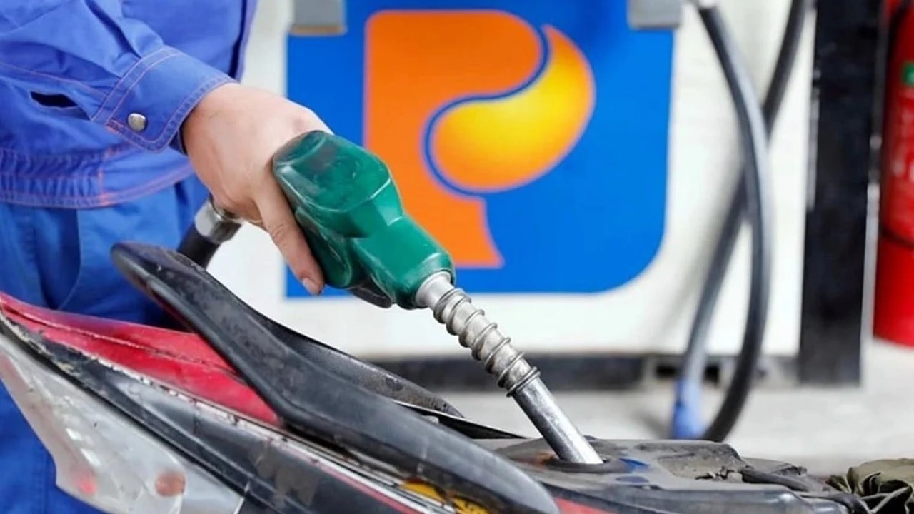 Giá xăng dầu hôm nay 16 10 RON 95 tăng 174 đồng, dầu diesel hạ cánh mềm