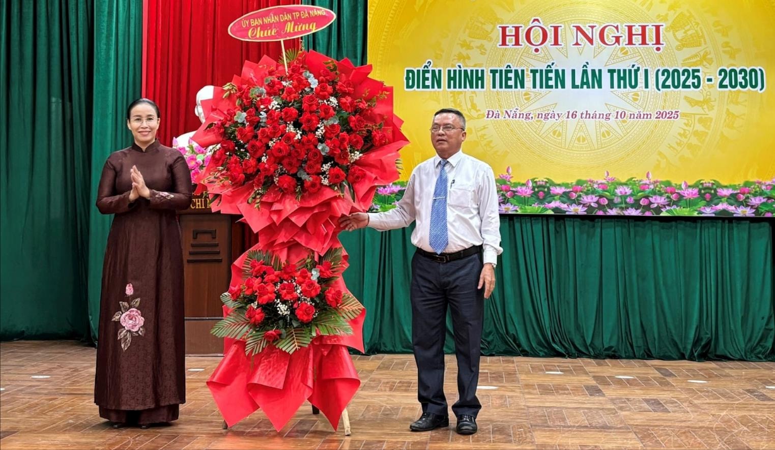 Phó Chủ tịch UBND thành phố Nguyễn Thị Anh Thi tặng hoa chúc mừng Hội Người cao tuổi thành phố. Ảnh: XUÂN THỊNH