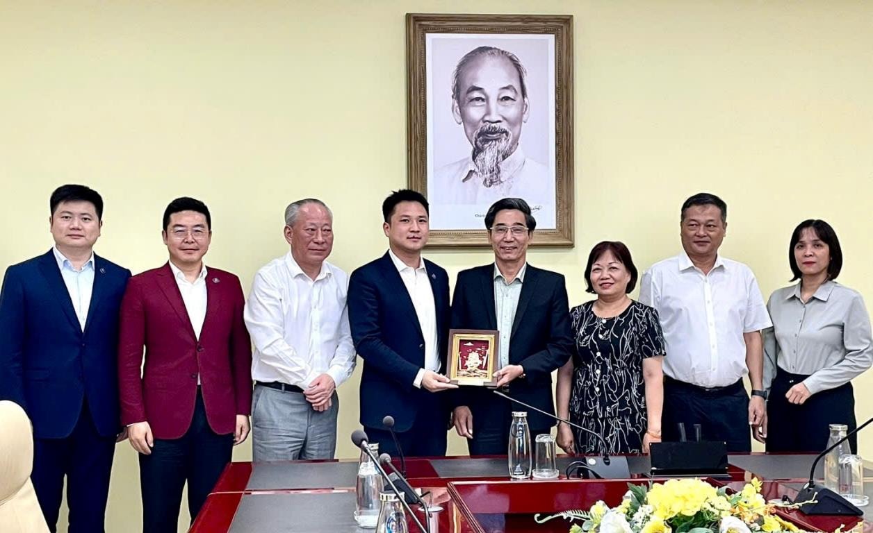 Naib Pengerusi Jawatankuasa Rakyat Bandar Raya Tran Chi Cuong (ke-4 dari kanan) dan wakil jabatan bandar raya, agensi dan cawangan menyampaikan cenderahati kepada delegasi Pacific Construction Group. Foto: P.V