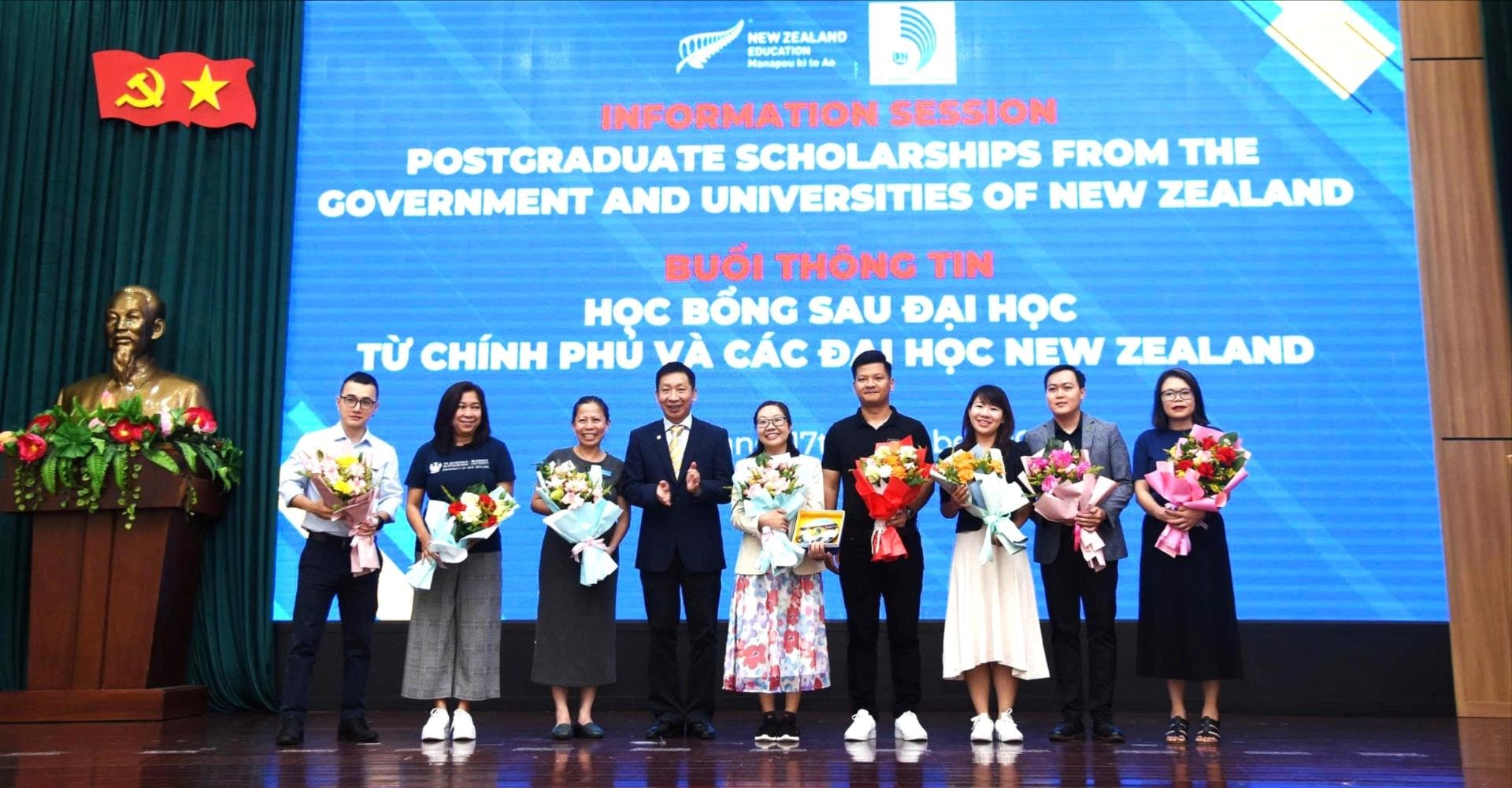 PGS.TS Lê Thành Bắc, Phó Giám đốc Đại học Đà Nẵng tặng hoa cho đại diện các đại học tham gia chương trình. Ảnh: NGỌC HÀ
