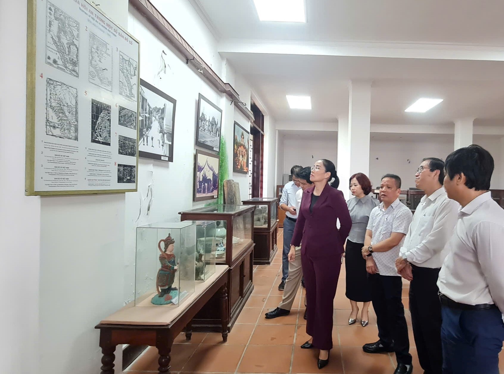 A vice-presidente do Comitê Popular da Cidade, Nguyen Thi Anh Thi, inspecionou o Museu de Hoi An. Foto: HOANG