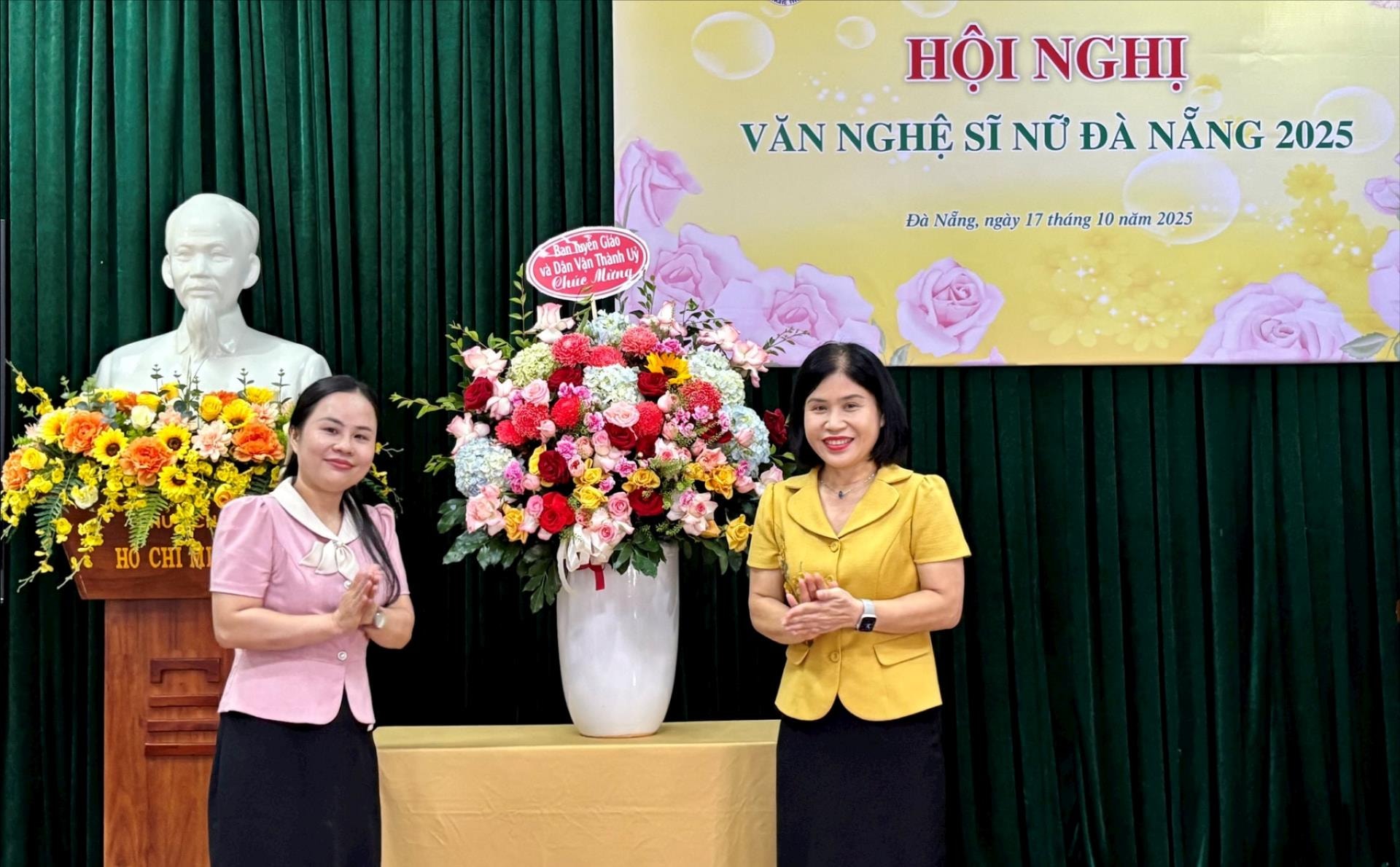 Bà Nguyễn Thị Kim Hoa, Phó Trưởng ban Tuyên giáo và Dân vận Thành ủy tặng hoa chúc mừng hội nghị. Ảnh: XUÂN THỊNH