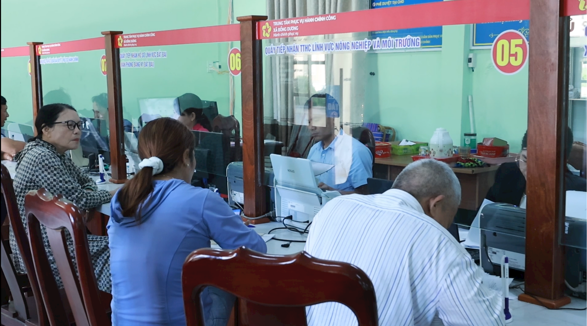 2025-10-18 NGUOI DAN LAM TTHC