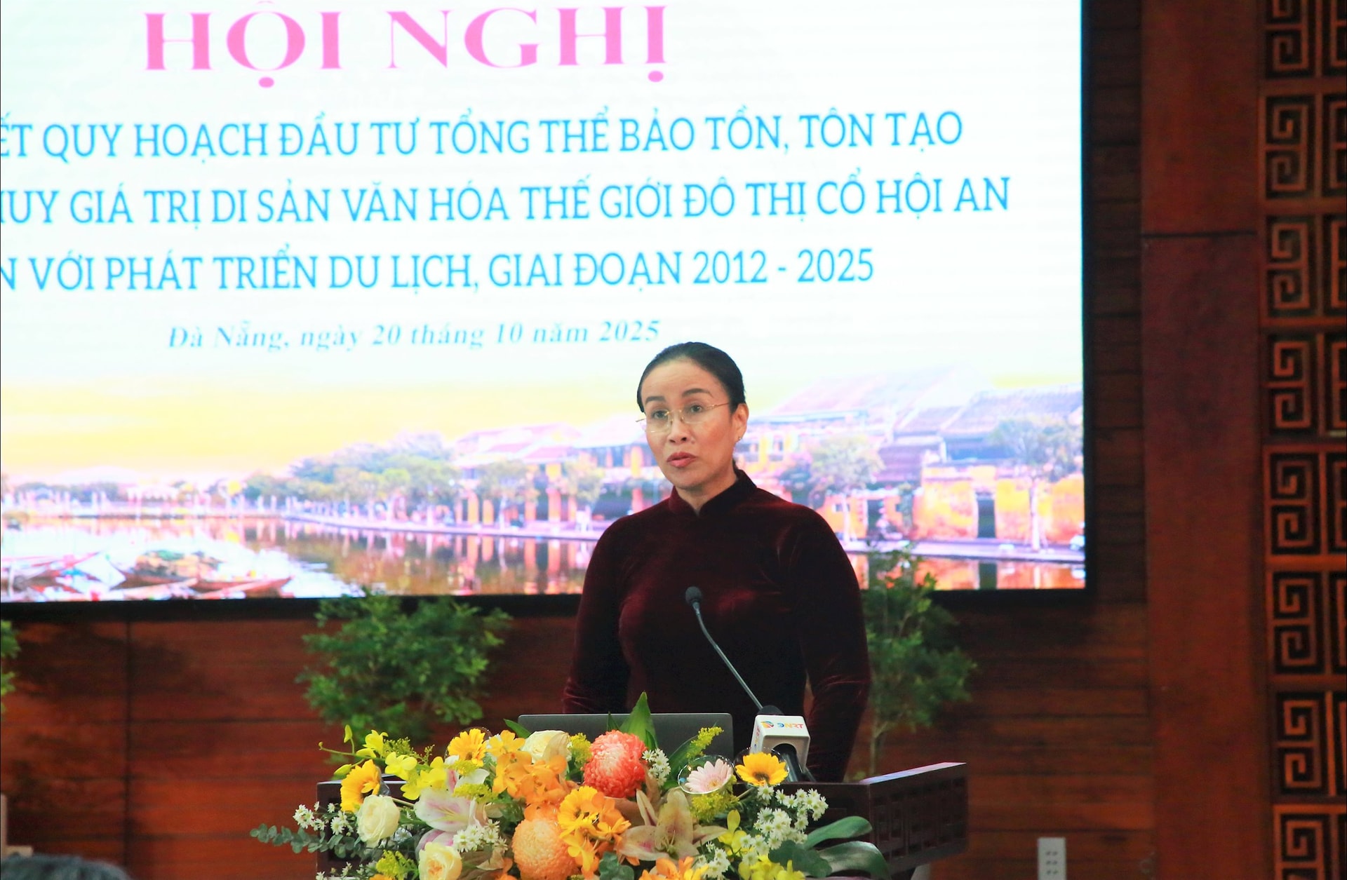 A vice-presidente da cidade, Nguyen Thi Anh Thi, fala na conferência. Foto de : HOANG LIEN