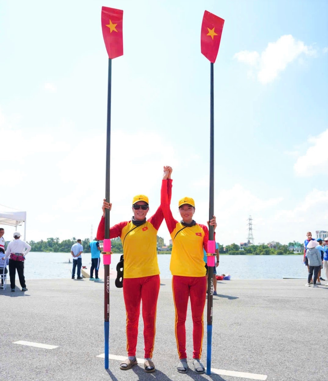 Phạm Thị Huệ (bên trái) và Đinh Thị Hảo bảo vệ thành công huy chương Vàng nội dung thuyền đôi nữ một mái chèo. Ảnh: NVCC