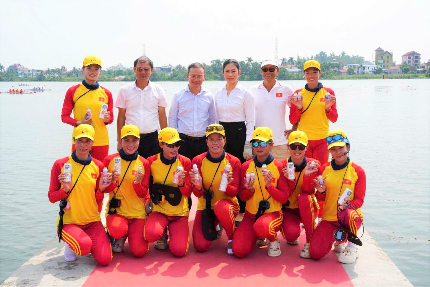 Phạm Thị Huệ (thứ 4, bên phải sang), Trần Thị Kiệt (thứ 3, bên phải sang) cùng đồng đội về đích đầu tiên ở nội dung thuyền 8 nữ. Ảnh: NVCC