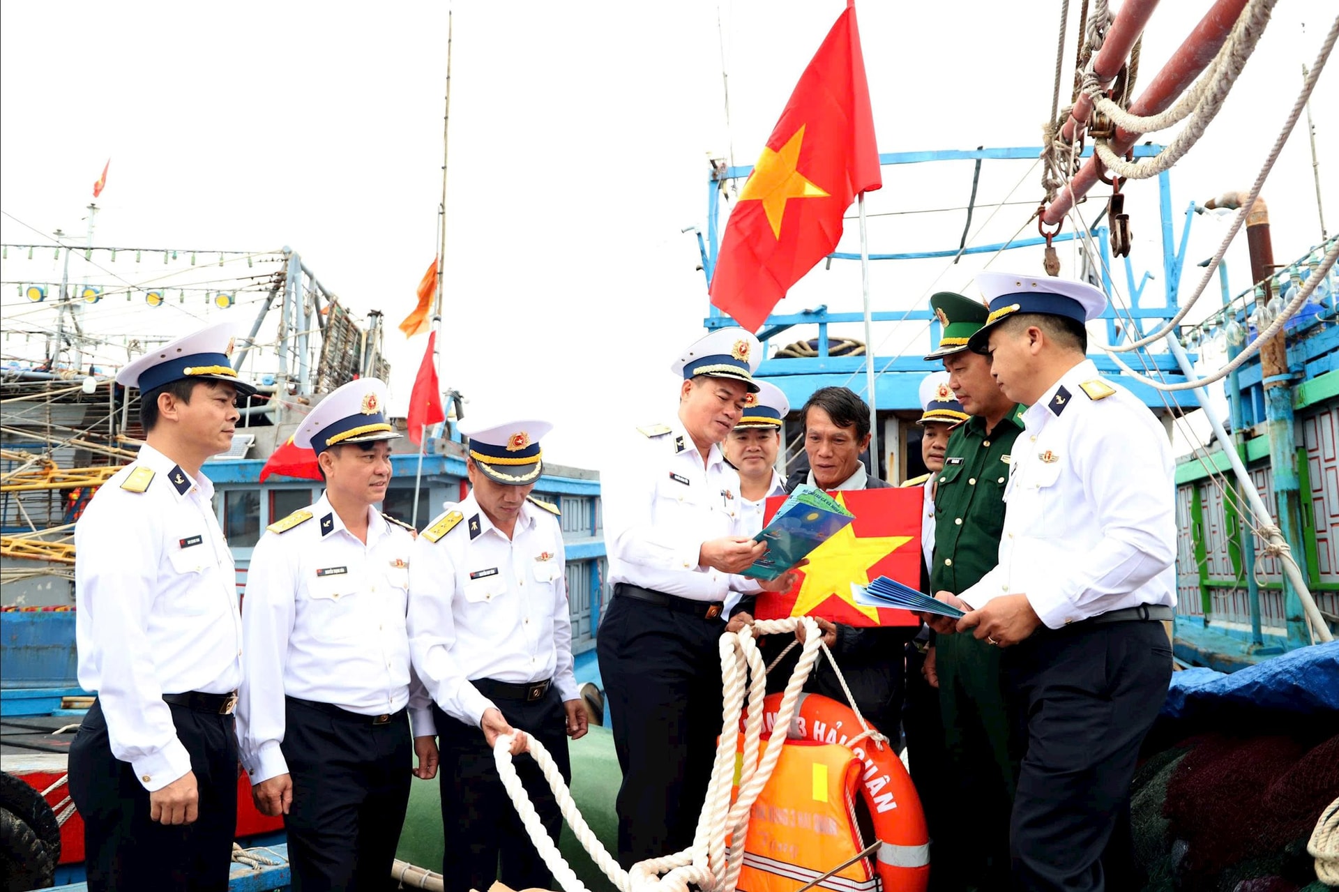 Chuẩn Đô đốc Nguyễn Đăng Tiến, Chính ủy Vùng 3 Hải quân (thứ 4, từ trái sang) tuyên truyền pháp luật cho ngư dân.