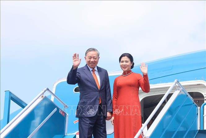 vna-potal-tong-bi-thu-to-lam-va-phu-nhan-tham-chinh-thuc-cong-hoa-phan-lan-stand.jpg