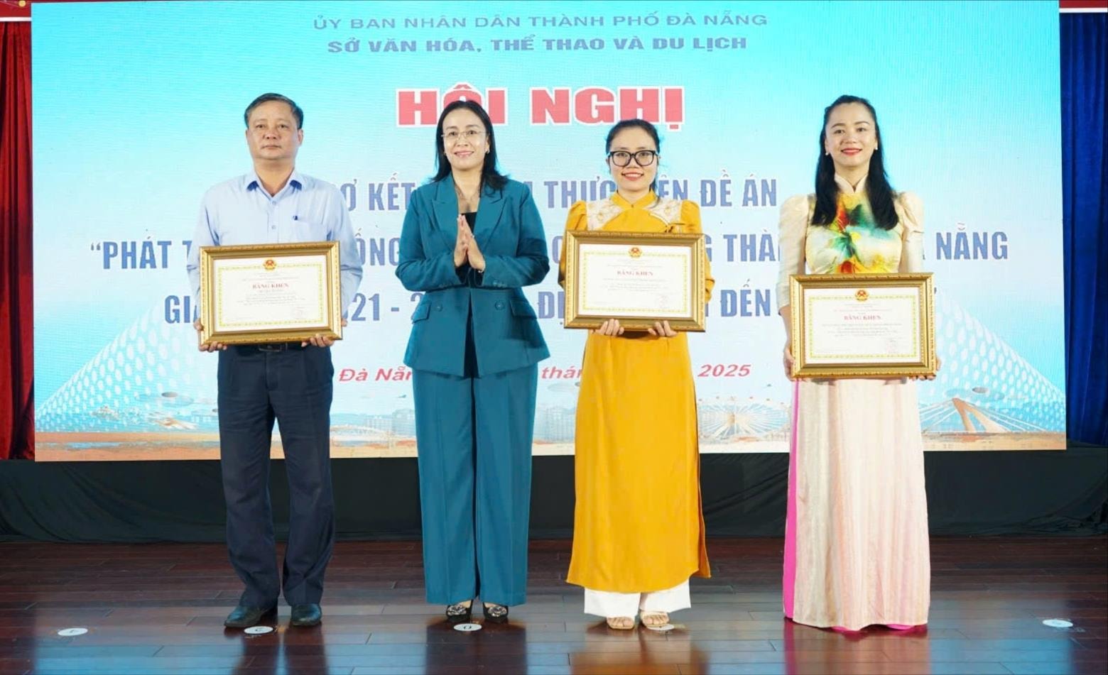 Phó Chủ tịch UBND thành phố Nguyễn Thị Anh Thi (thứ hai, bên trái sang) trao Bằng khen của Chủ tịch UBND thành phố cho 3 tập thể đạt thành tích xuất sắc trong thực hiện đề án. Ảnh: NGỌC HÀ