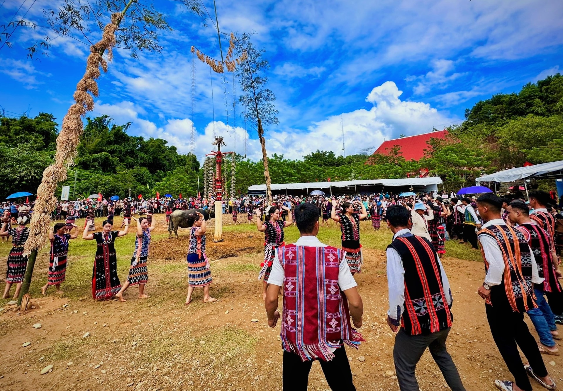 សហគមន៍ Co Tu នៅឃុំ Song Kon ចូលរួមចង្វាក់ស្គរ និងគង រាំវង់ប្រពៃណី តាំង ទុង - ដាដា ក្នុងពិធីបុណ្យវប្បធម៌ក្នុងស្រុក។ រូបថត៖ ALANG NGUOC