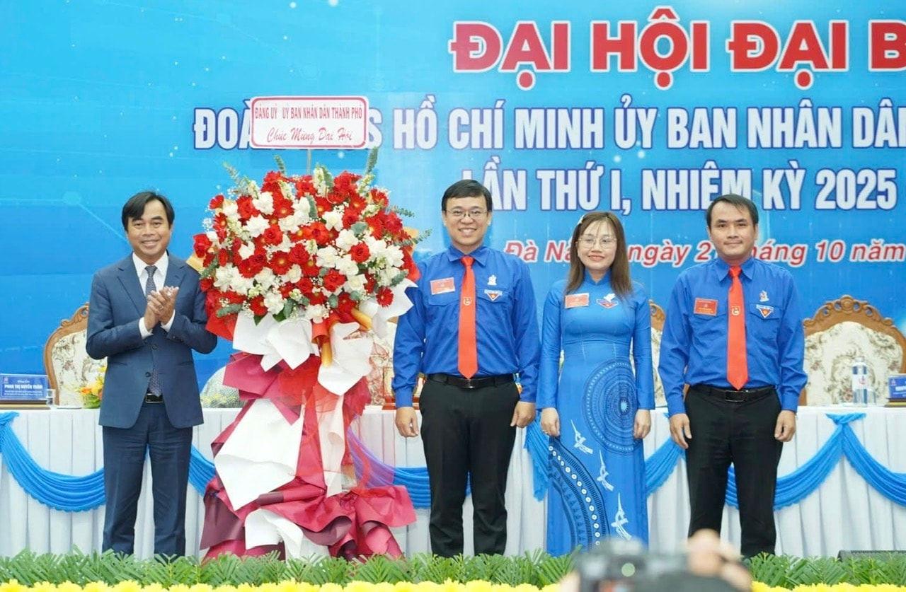 សមមិត្ត To Van Hung - សមាជិកគណៈកម្មាធិការបក្សទីក្រុង អនុលេខាគណៈកម្មាធិការបក្សនៃគណៈកម្មាធិការប្រជាជនទីក្រុង Da Nang ជូនផ្កាអបអរសាទរមហាសន្និបាត។ រូបថត៖ XH