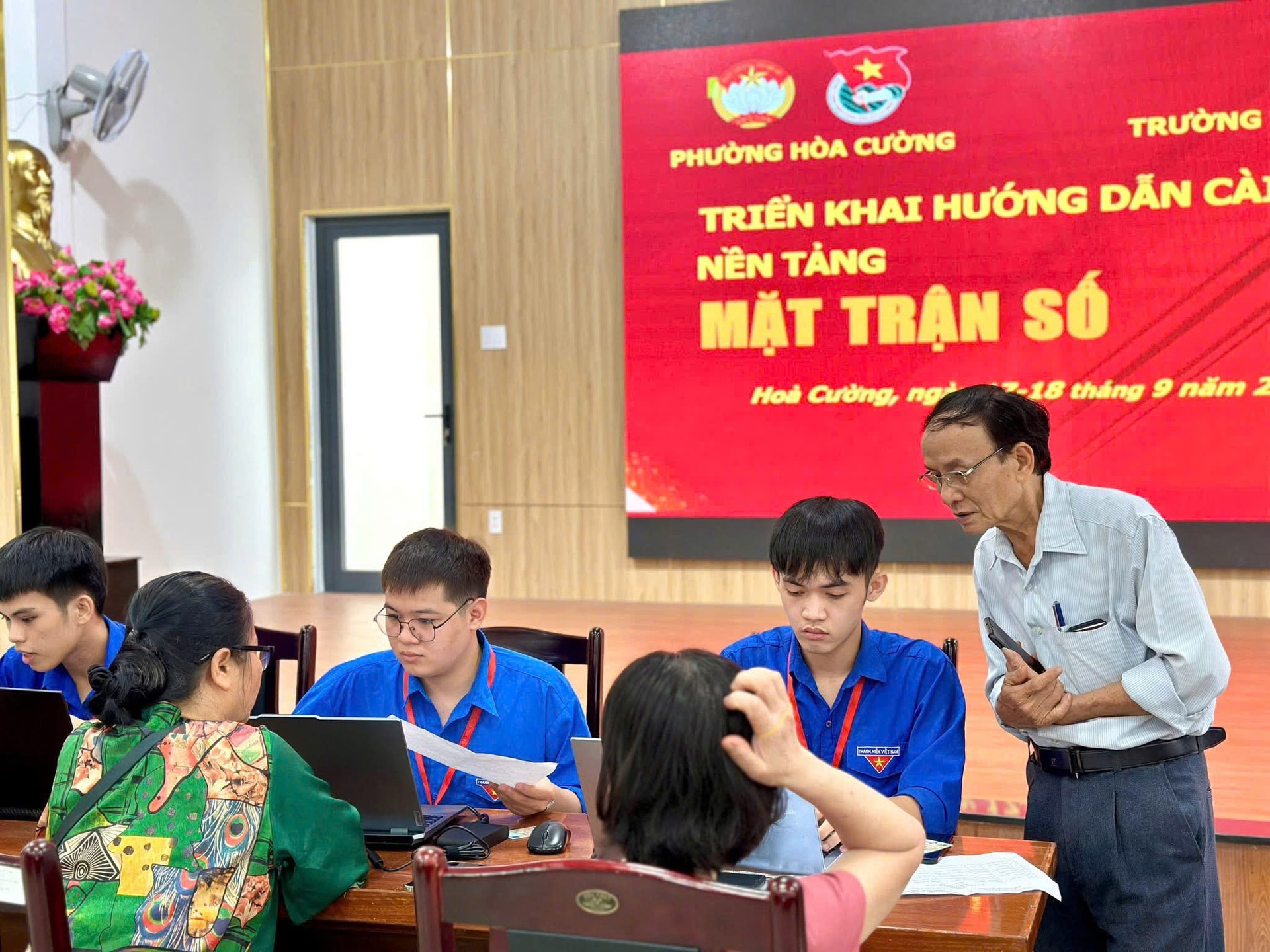 MTTQ Việt Nam phường Hòa Cường phối hợp với Đoàn Trường Đại học Kiến trúc Đà Nẵng cập nhật dữ liệu lên nền tảng “Mặt trận số”. Ảnh: THÁI CƯỜNG