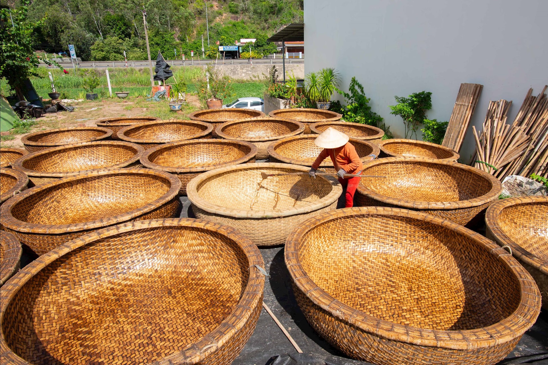 បច្ចេកទេសនៃការជ្រាបទឹកដោយប្រើលាមកគោ និងប្រេងអូតែត ត្រូវបានបន្តពីមួយជំនាន់ទៅមួយជំនាន់ ដោយជួយឱ្យកន្ត្រកមានពណ៌ស្រស់ស្អាត និងទប់ទល់នឹងសត្វល្អិត។ ស្រទាប់ការពារទឹកជ្រាបពិសេសនេះ អាចប្រើប្រាស់ក្នុងបរិយាកាសទឹកសមុទ្របានរយៈពេល 4-5 ឆ្នាំ។ ប្រសិនបើកន្ត្រកត្រូវបានរហែក ពួកគេអាចយកមកវិញ និងបំណះ។ រូបថត៖ NGUYEN TRINH