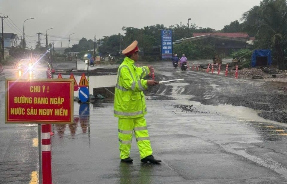 នគរបាល​ចរាចរណ៍​បាន​ដាក់​ស្លាក​សញ្ញា​ព្រមាន​និង​ណែនាំ​ប្រជាពលរដ្ឋ​លើ​ដងផ្លូវ​ដើម្បី​ធានា​សុវត្ថិភាព។ រូបថត៖ HOA KHANH