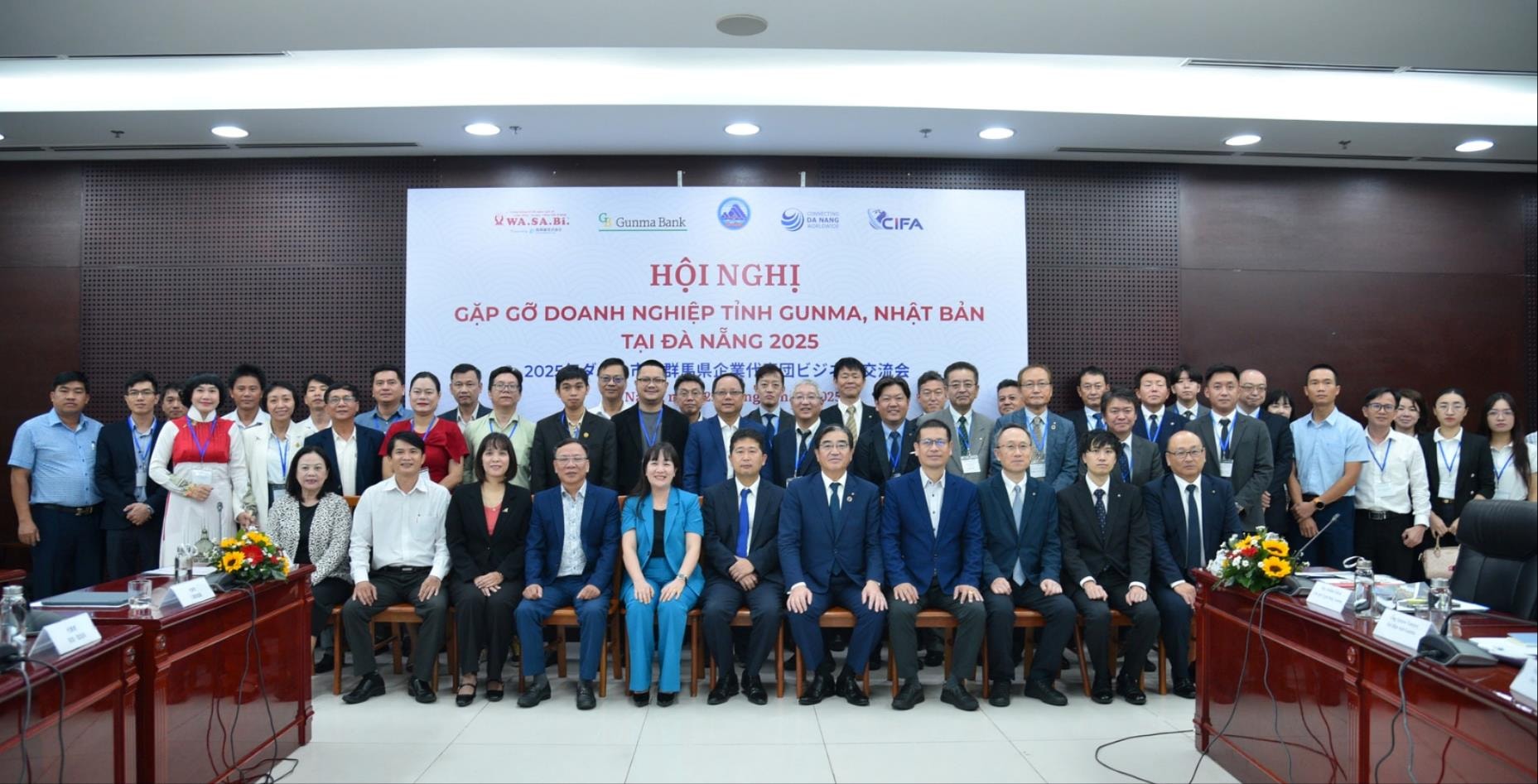 គណៈប្រតិភូមកពីភាគីទាំងពីរបានថតរូបអនុស្សាវរីយ៍ក្នុងសន្និសីទ។ រូបថត៖ T.PHUONG