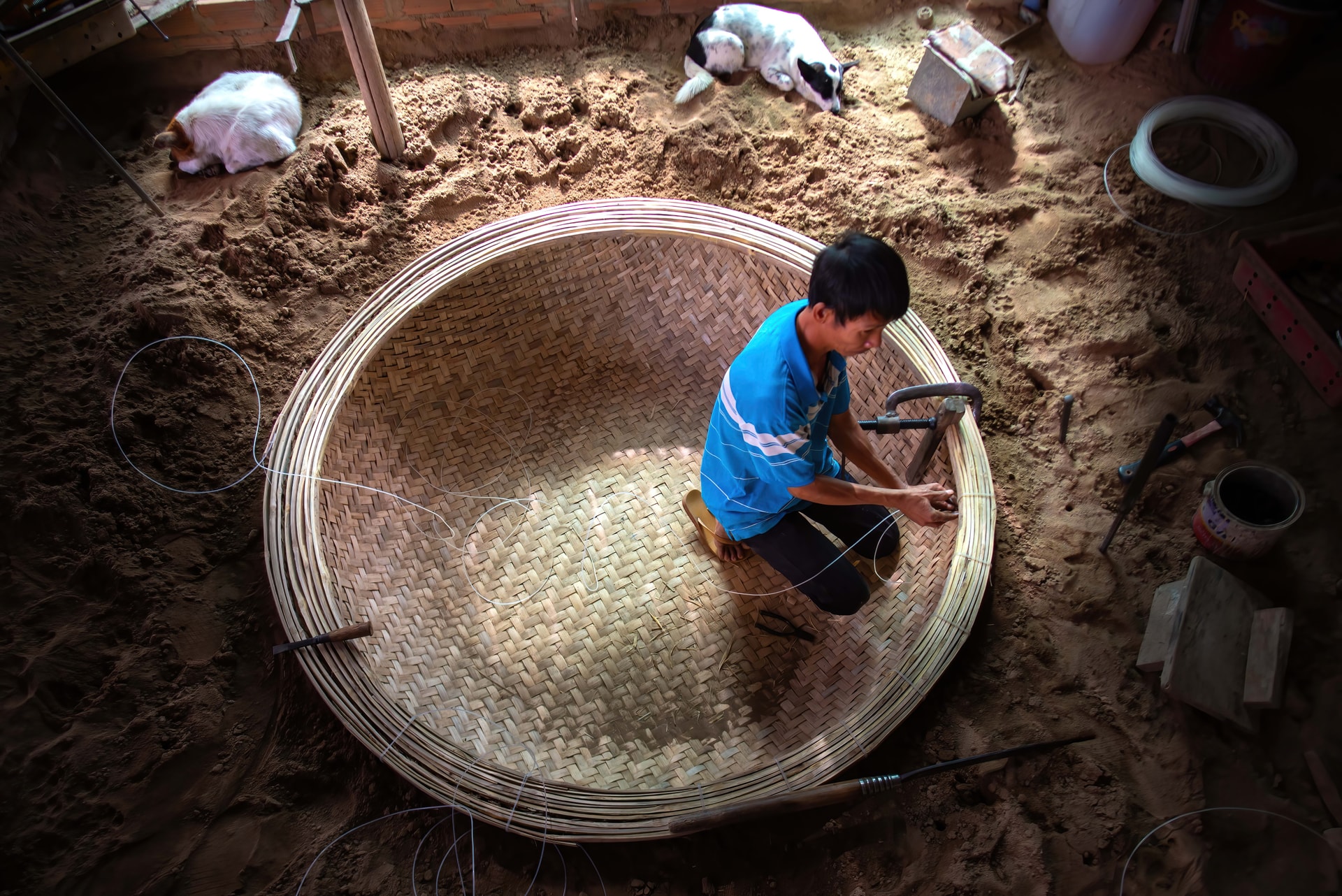 ជំហានសំខាន់គឺធ្វើឱ្យបាតនៃកន្ត្រក។ ឫស្សី​ត្រូវ​បាន​កោរ​សក់​ស្តើង​ៗ ហើយ​ត្បាញ​ជាប់​គ្នា​យ៉ាង​ណែន។ រូបថត៖ NGUYEN TRINH