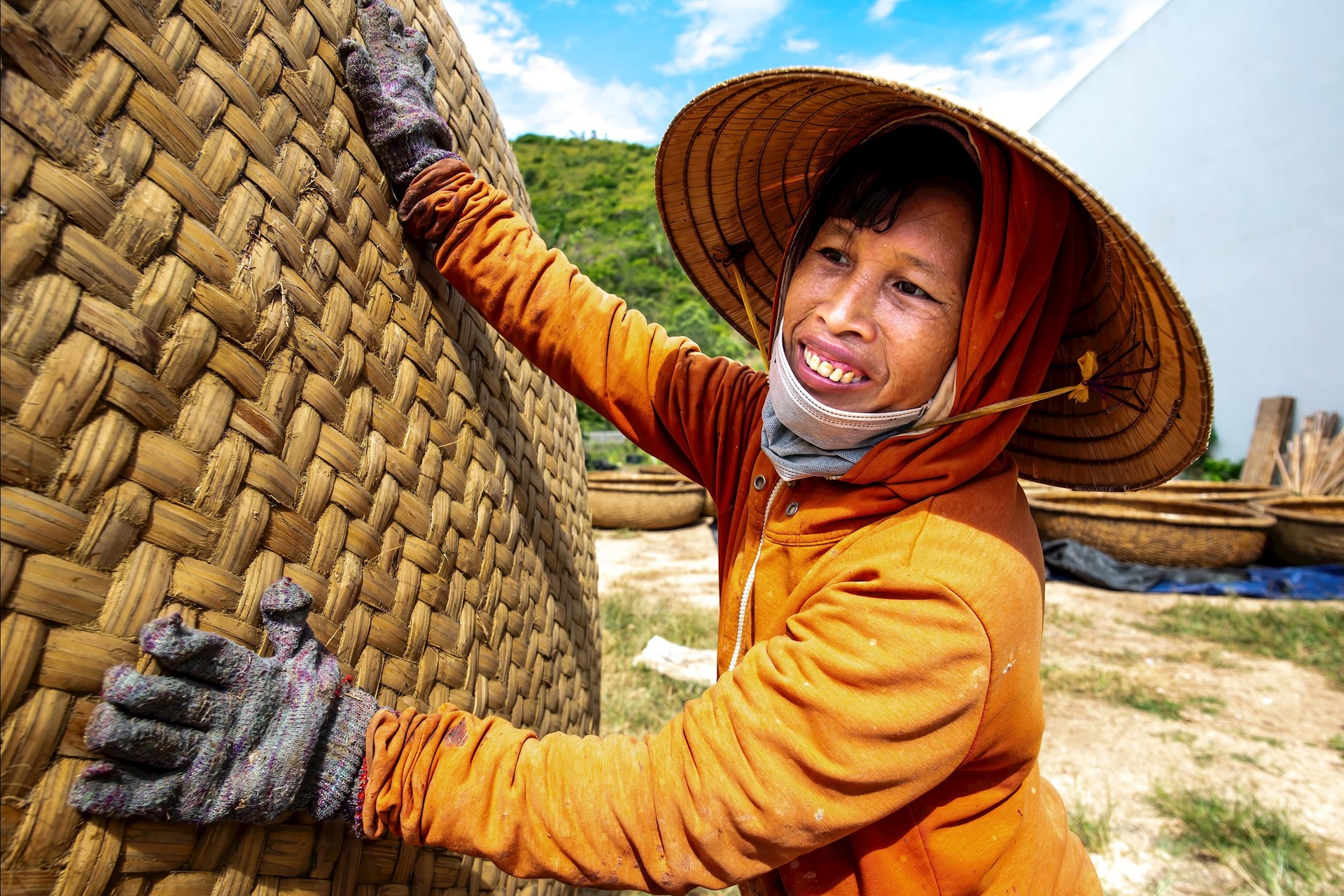 ប្រជាពលរដ្ឋក្នុងតំបន់បាននិយាយថា ការធ្វើកន្ត្រកឬស្សីមិនត្រឹមតែជាមធ្យោបាយរកប្រាក់ចំណូលប៉ុណ្ណោះទេ ថែមទាំងជាប្រភពនៃមោទនភាពក្នុងការអភិរក្សសិប្បកម្មប្រពៃណីដែលបានបន្សល់ទុកជាច្រើនជំនាន់។ រូបថត៖ NGUYEN TRINH