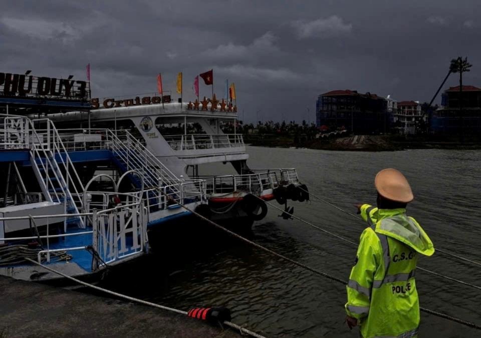 កម្លាំង​នគរបាល​ចរាចរណ៍​អំពាវនាវ​និង​ពិនិត្យ​ទូក​ដើម្បី​ចូល​ទីជម្រក​សុវត្ថិភាព។ រូបថត៖ HOA KHANH