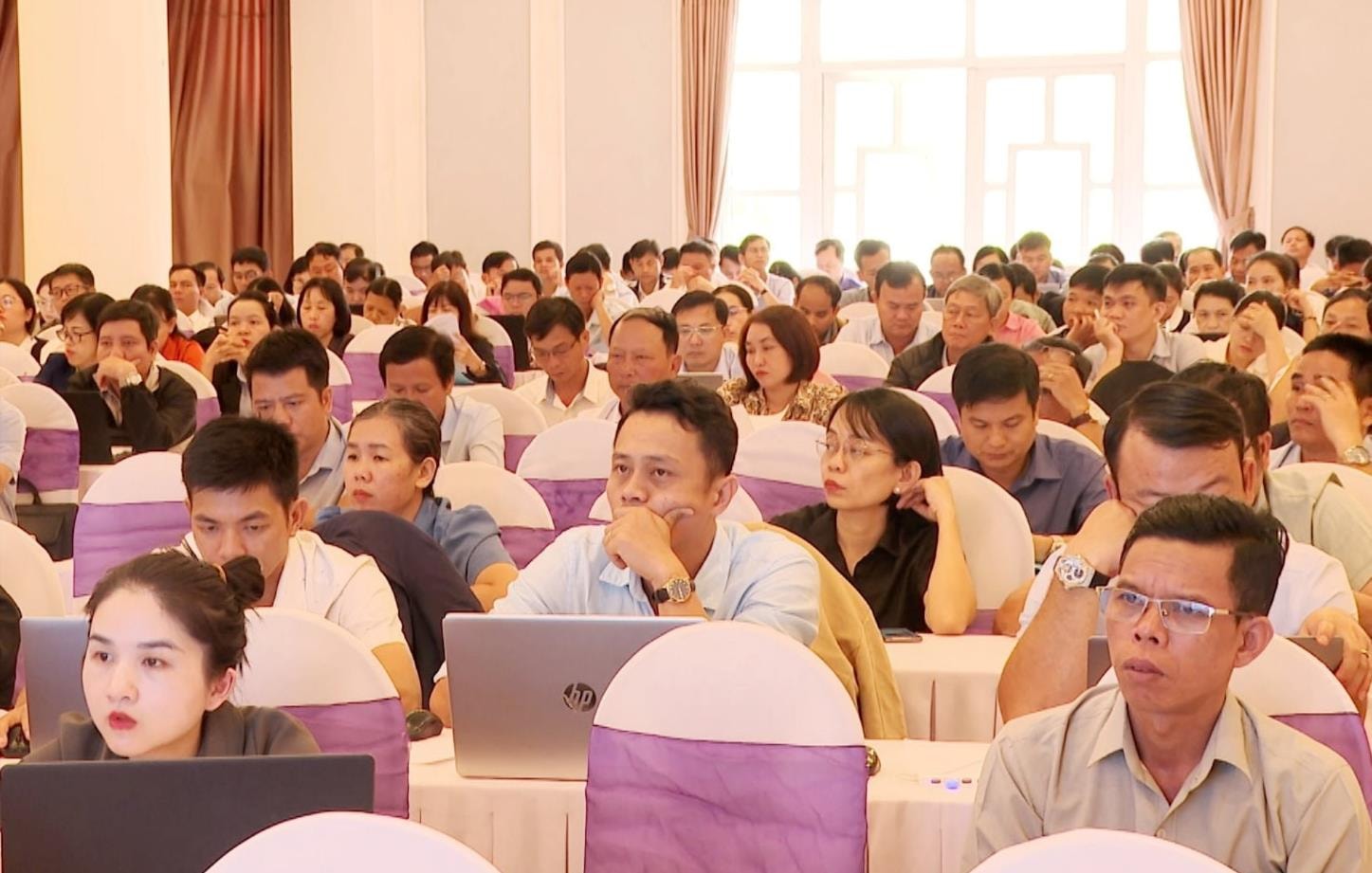 Hơn 190 đại biểu tham gia tập huấn rà soát hộ nghèo, hộ cận nghèo định kỳ năm 2025. Ảnh: LAM KHUÊ