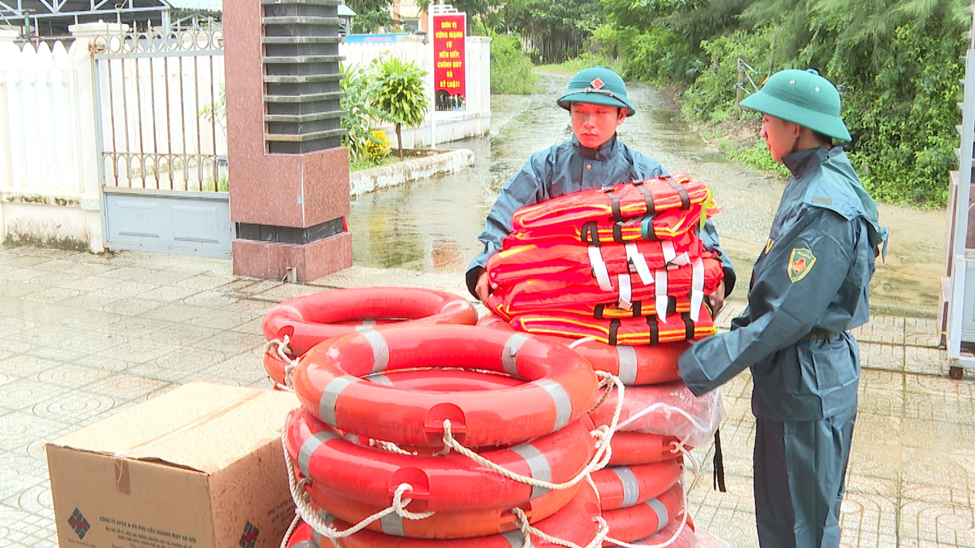 Maak reddingsvesten klaar om uit te delen aan huishoudens in laaggelegen gebieden. Foto: QUOC THANH