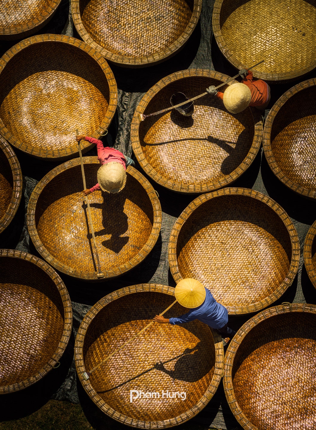 លាបប្រេងអូក - ជំហានមួយនៅក្នុងដំណើរការផលិតទូកកប៉ាល់ប្រពៃណី។ រូបថត៖ PHAM HUNG