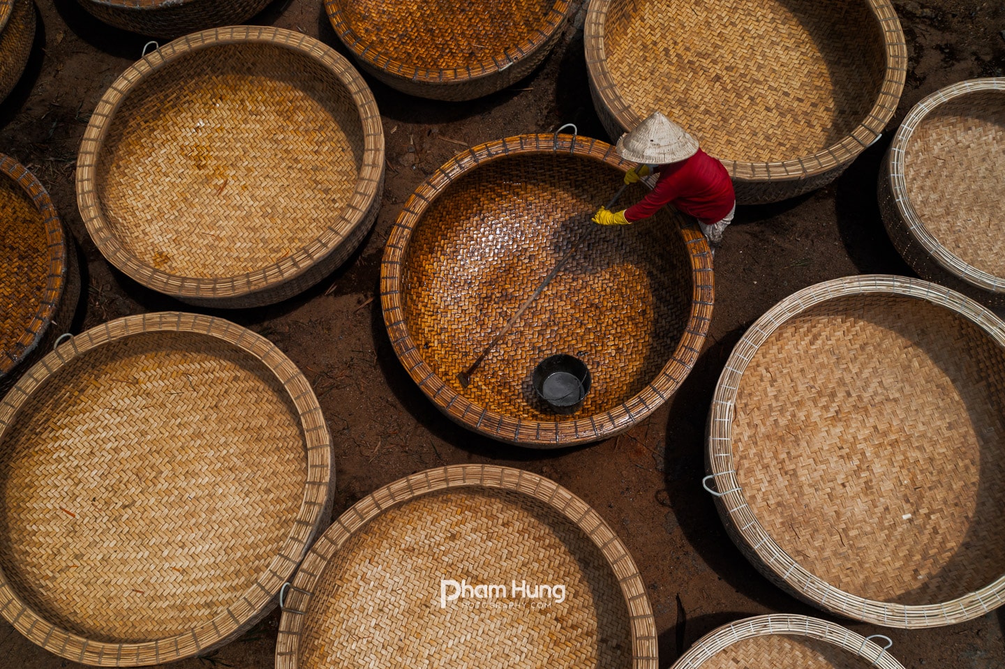 ដើម្បី​ធ្វើ​កន្ត្រក​ឬស្សី សិប្បករ​ត្រូវ​ឆ្លងកាត់​ដំណាក់កាល​ជាច្រើន​រួមមាន​៖ ពុះ​ឫស្សី កោរ​ឬស្សី ត្បាញ​កន្ត្រក​ឬ​ស្សី ការ​គាស់​បំបែក និង​លាប​ប្រេង​។ រូបថត៖ PHAM HUNG