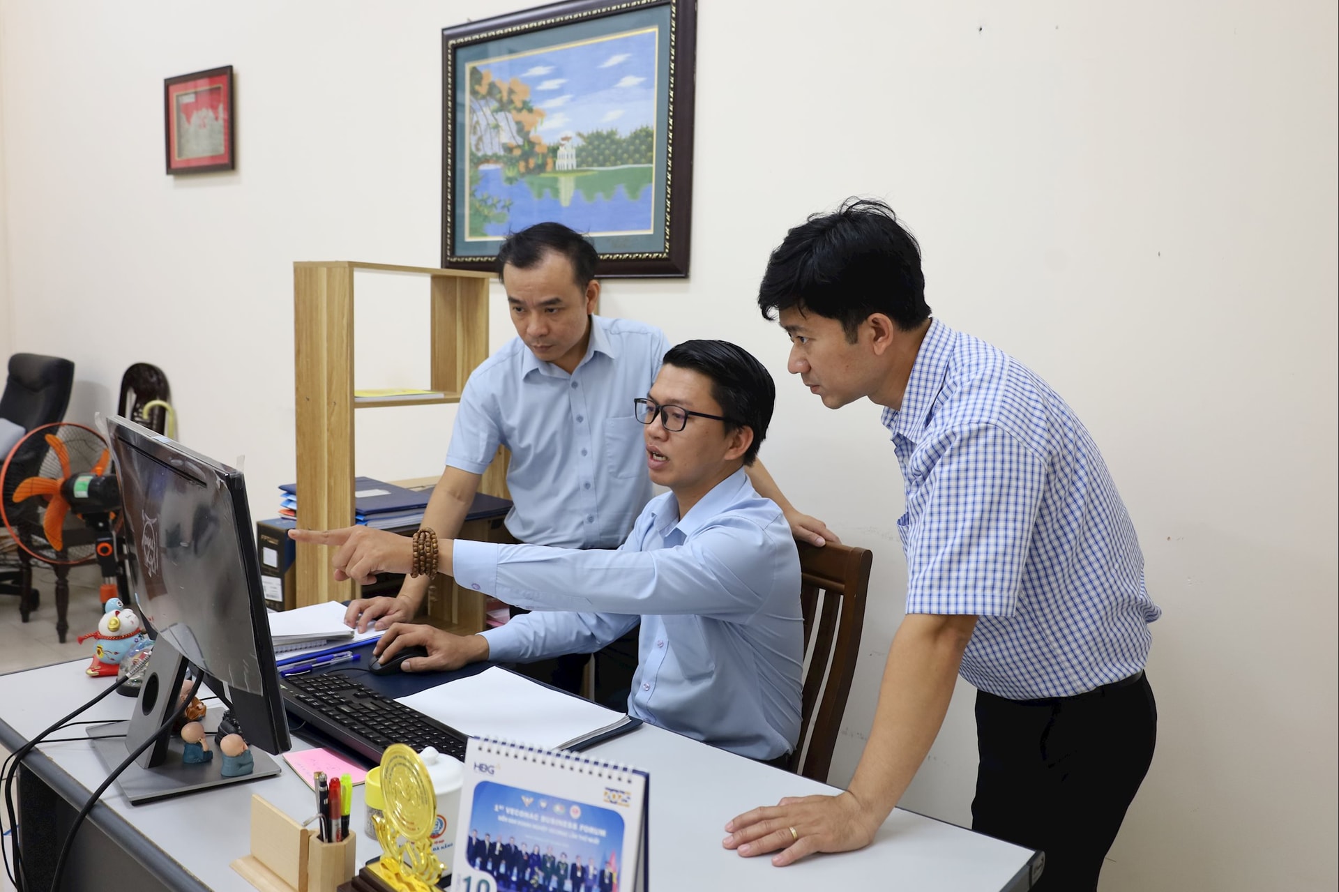 Cán bộ mặt trận hướng dẫn triển khai sử dụng hệ thống Mặt trận số. Ảnh: THÁI CƯỜNG