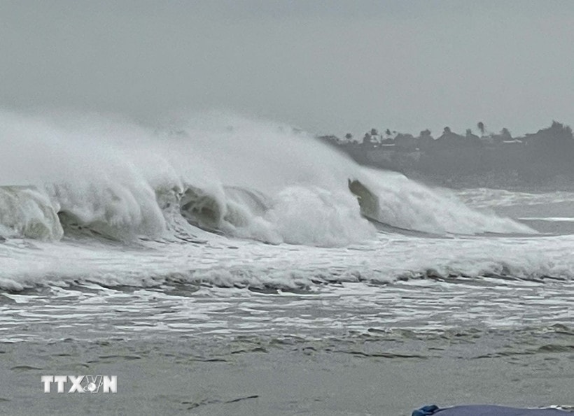 Do ảnh hưởng bão số 12, vùng biển Quảng Ngãi hiện có sóng biển rất lớn. (Ảnh: Phạm Cường/TTXVN)