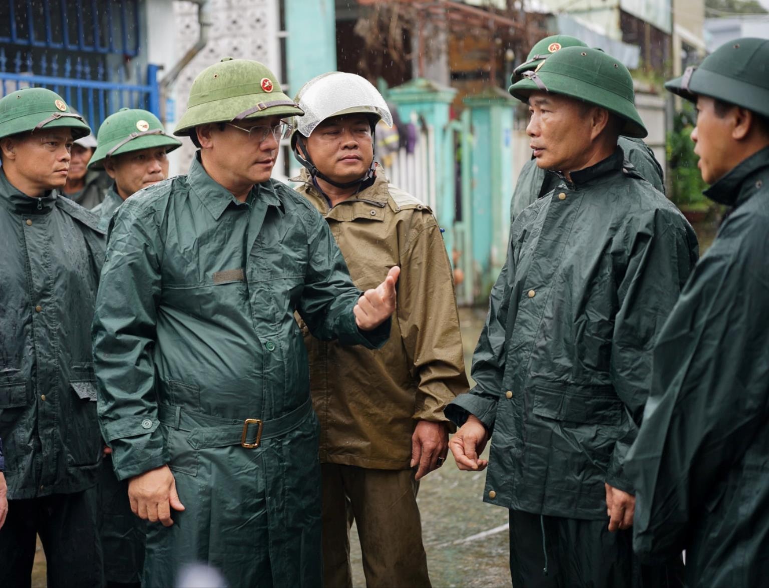 Đại tá Phan Đại Nghĩa, Phó Tư lệnh kiêm Tham mưu trưởng Quân khu 5 kiểm tra công tác phòng, chống thiên tai tại phường Hòa Khánh. Ảnh: XUÂN SƠN