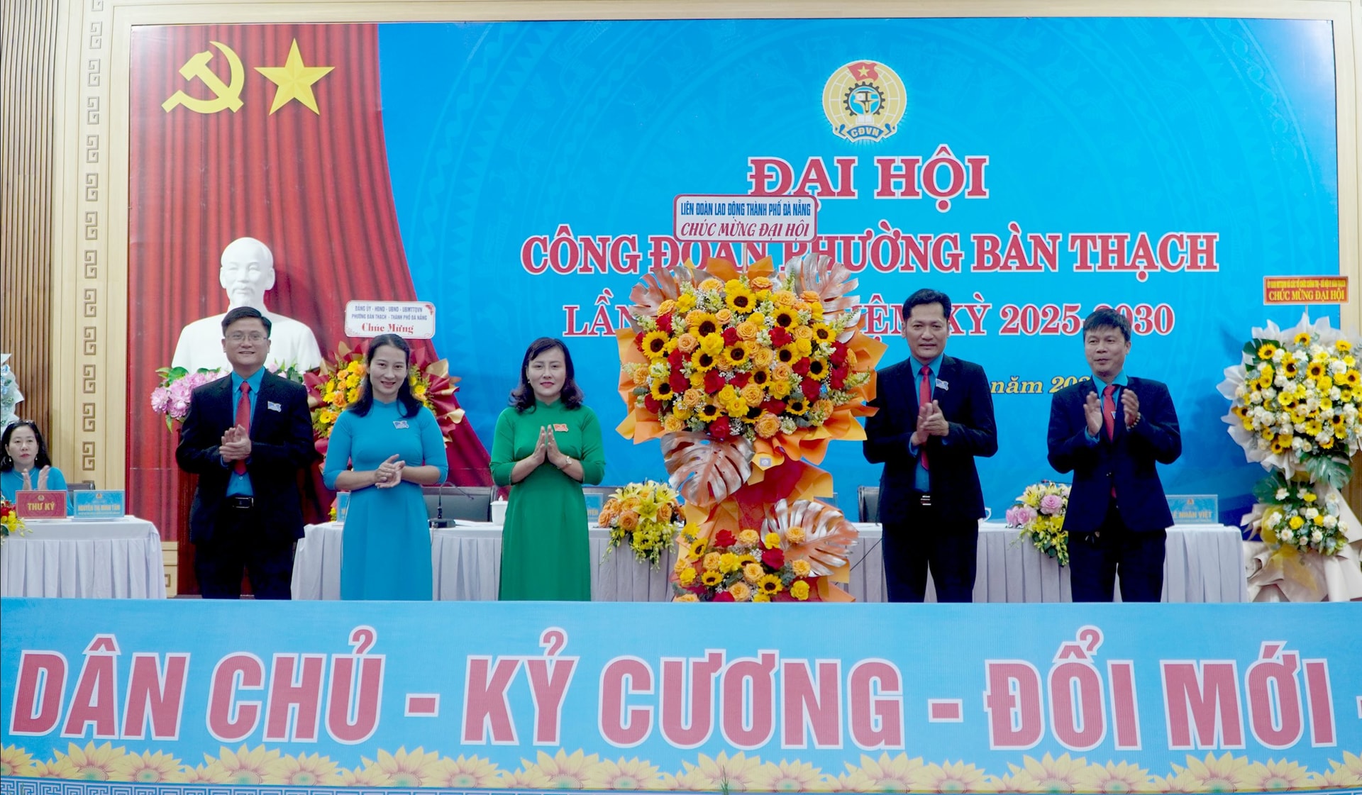 Tặng hoa chúc mừng Đại hội