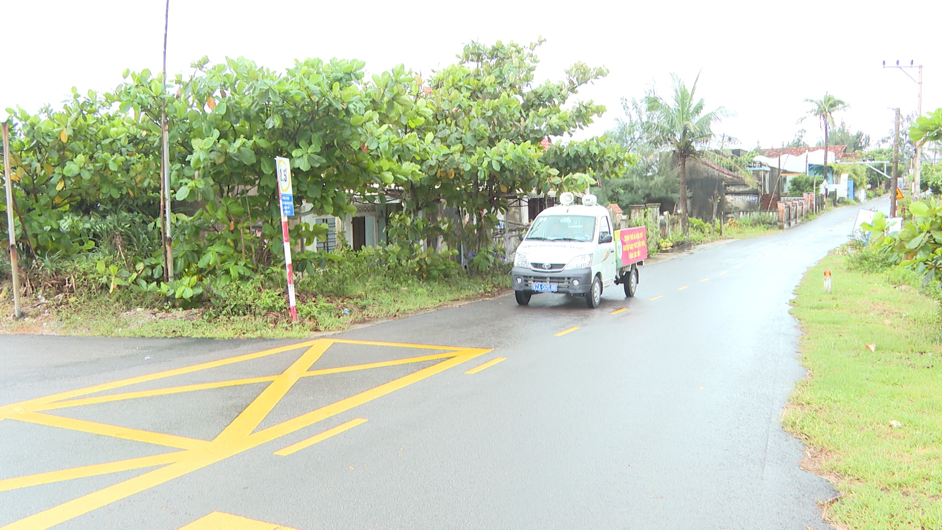 Quang Phu Ward organiseerde een mobiel propagandavoertuig om updates te geven over storm nr. 12. Foto QUO