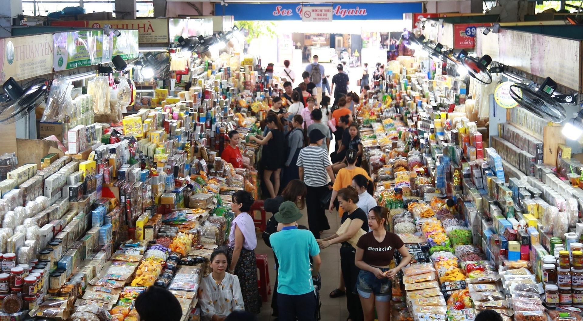 Nguồn hàng tại các chợ, siêu thị luôn dồi dào, đảm bảo không để xảy ra tình trạng khan hàng, hét giá trong mùa mưa bão. Trong ảnh: Người dân mua sắm tại chợ Hàn Ảnh: DIỆP NHƯ