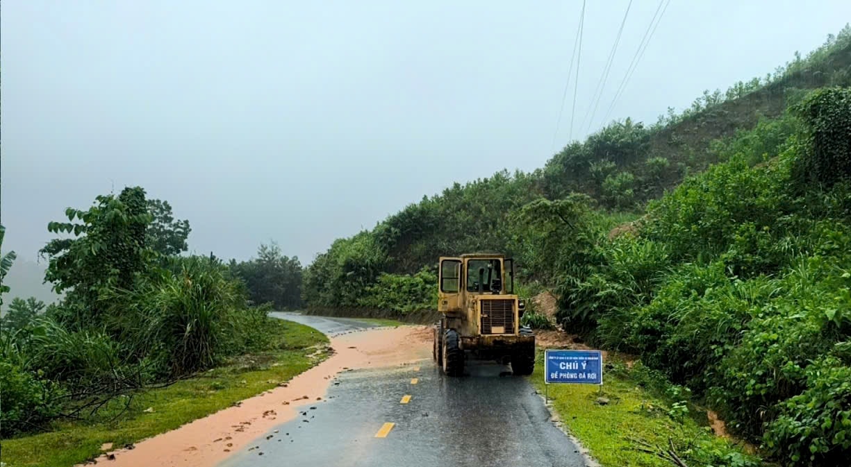 អង្គភាព​គ្រប់គ្រង​សម្អាត​ដី និង​ថ្ម​ដែល​កំពប់​លើ​ផ្លូវ​លេខ ៤០B។ រូបថត៖ នាយកដ្ឋានសំណង់