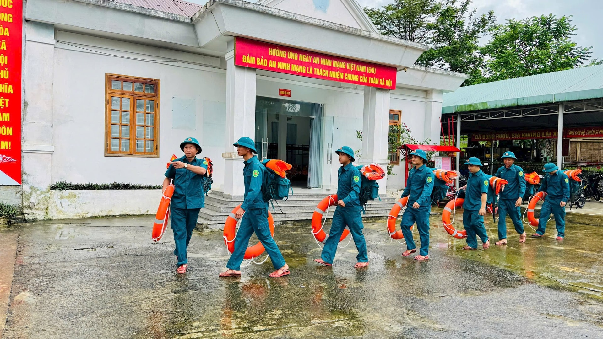 អាជ្ញាធរឃុំបាណា ធានាដល់បុគ្គលិក និងសម្ភារៈជួយដល់ប្រជាពលរដ្ឋក្នុងករណីគ្រោះធម្មជាតិ។ រូបថត៖ N.Q