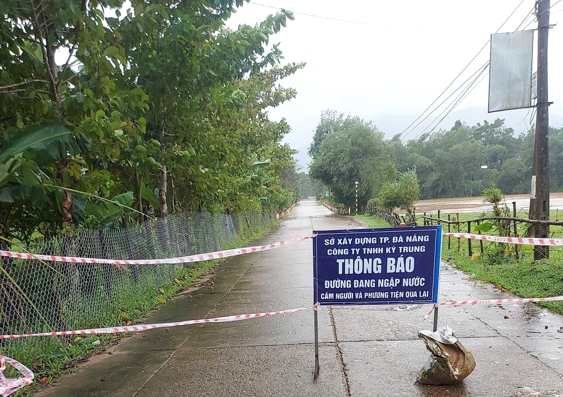 ជំនន់​ទឹក​ហូរ​កាត់​ស្ពាន​ខេរិន្ទ (លើ​ផ្លូវ​ជាតិ​លេខ ១៤H) មាន​ជម្រៅ​ប្រហែល ១,៥ ម៉ែត្រ; អង្គភាព​គ្រប់គ្រង​បាន​ដាក់​របាំង​ការពារ​មិន​ឲ្យ​មនុស្ស និង​យានយន្ត​ឆ្លងកាត់។ រូបថត៖ CONG TU