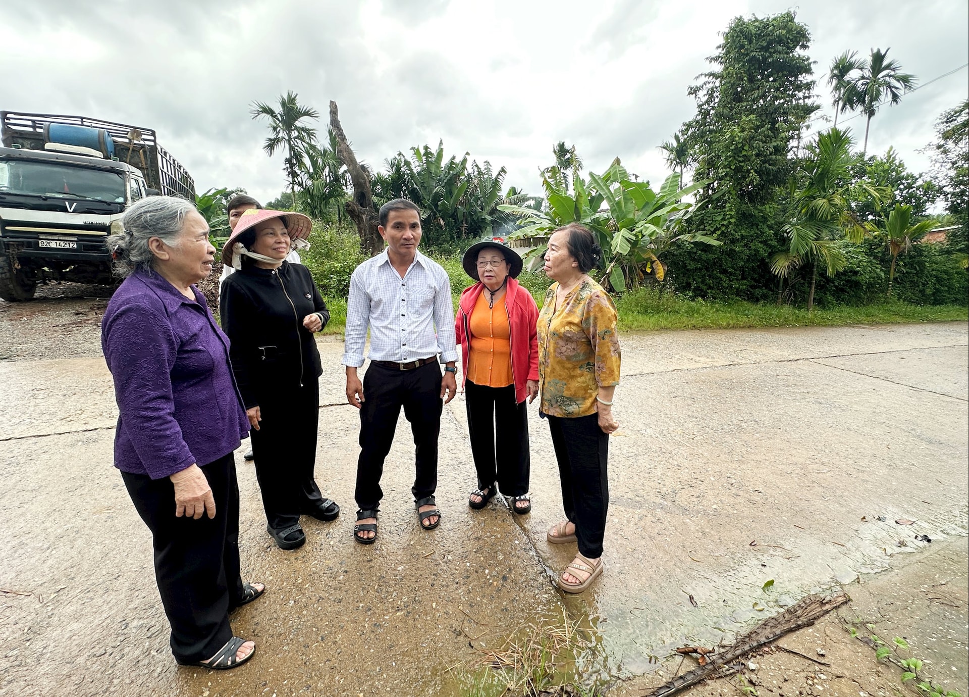 Các đồng chí nguyên lãnh đạo tỉnh Quảng Nam hỏi trò chuyện cùng Bí thư Chi bộ thôn Trung Hòa (sơ mi trắng)