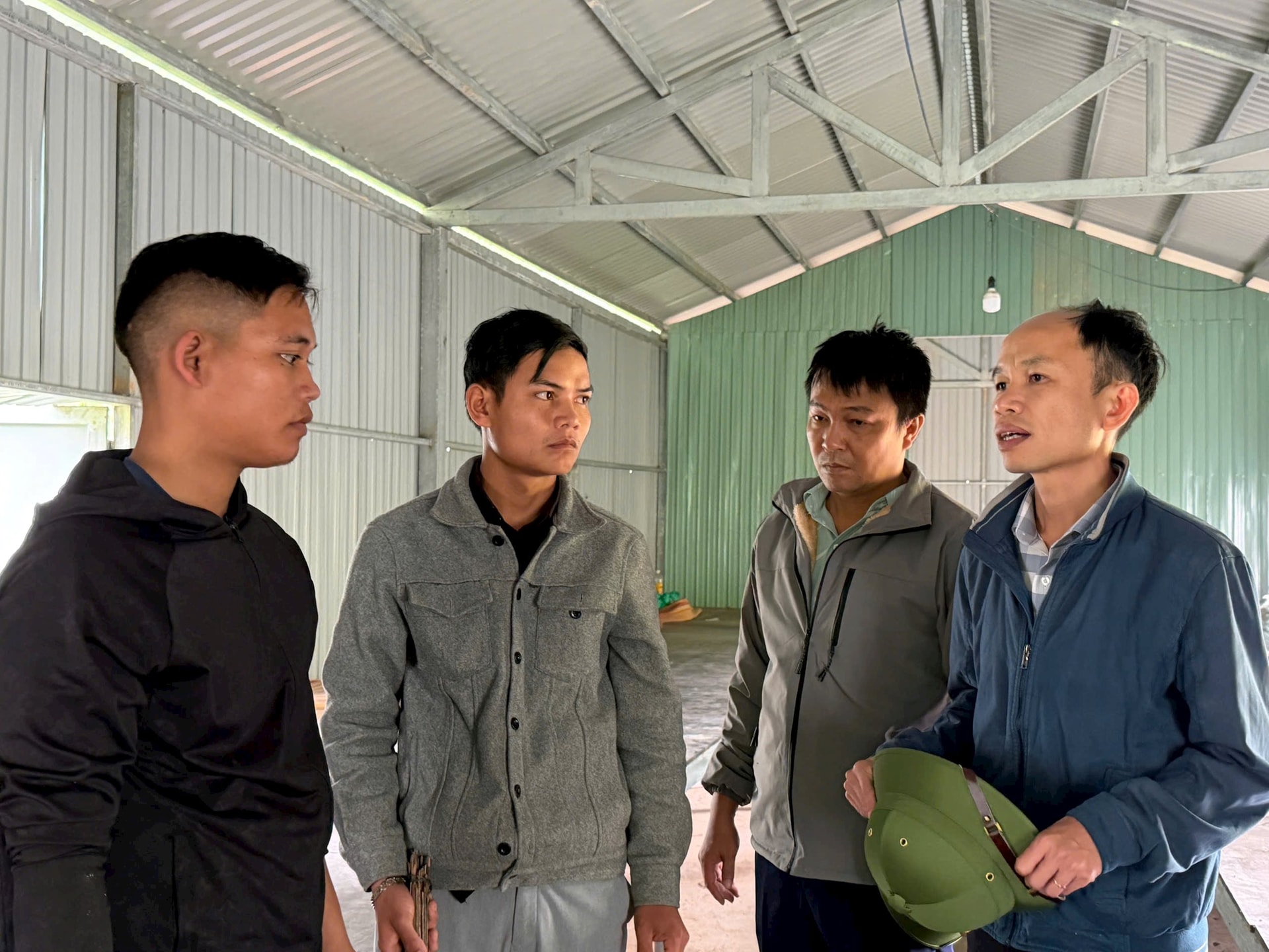 La comuna de Phuoc Thanh revisa las casas a prueba de inundaciones para albergar a la gente ante las fuertes lluvias prolongadas. Foto: TAN SY