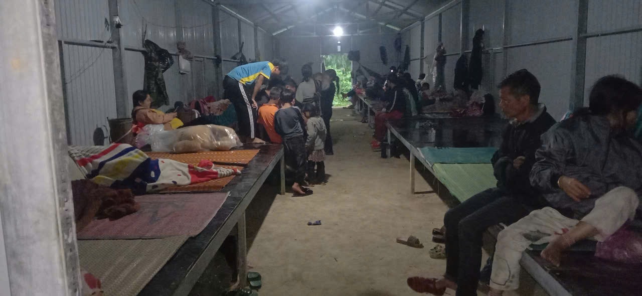 Los habitantes de la aldea 10, comuna de Phuoc Thanh, fueron trasladados a un refugio seguro. Foto: TAN SY