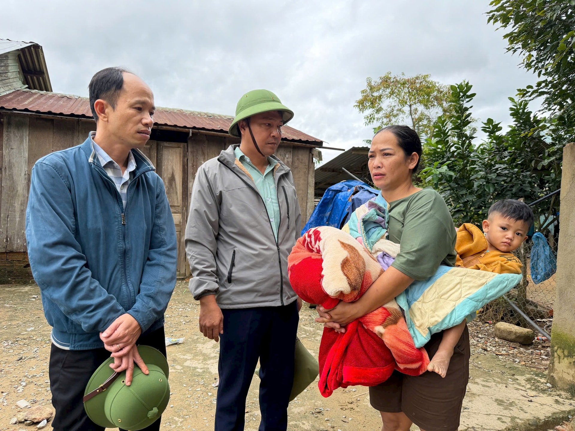Los líderes de la comuna de Phuoc Thanh movilizaron a la gente para que se refugiara en un lugar seguro antes de las fuertes lluvias. Foto: TAN SY