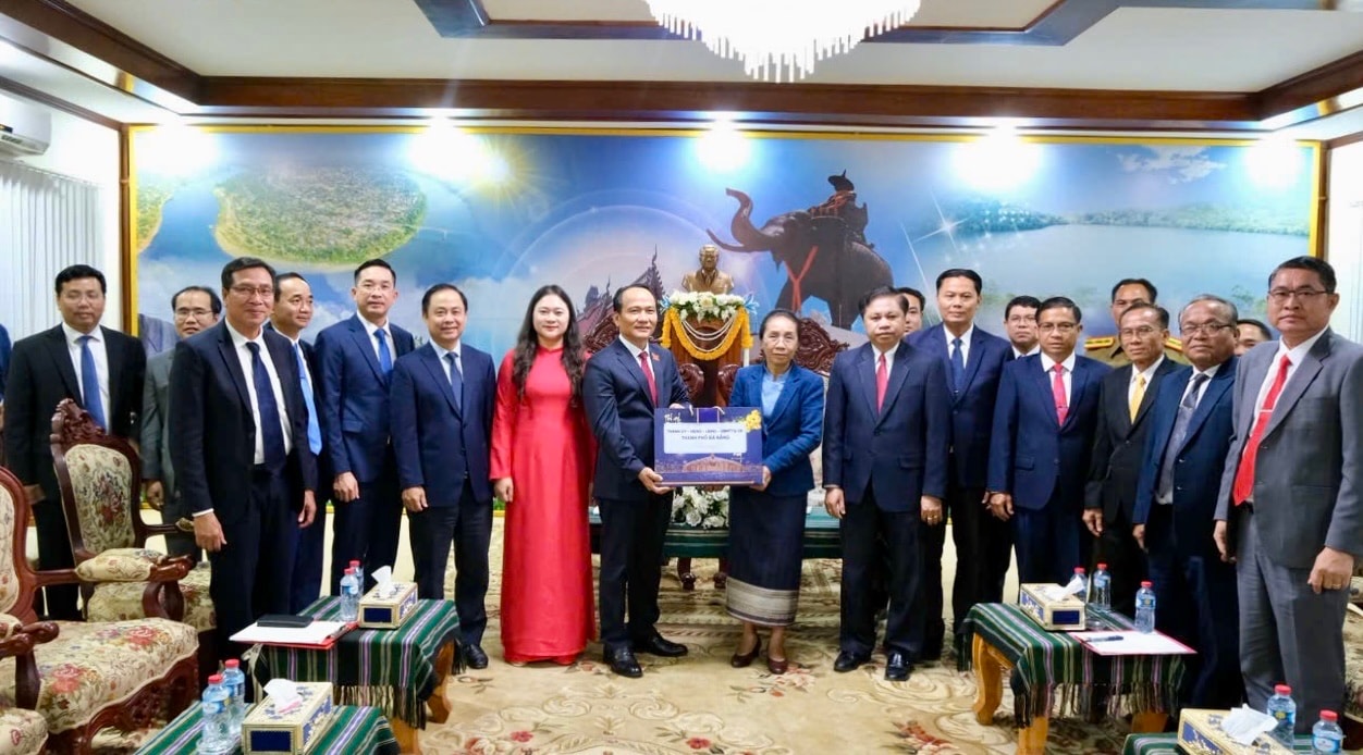 Đồng chí Nị-na-phon Say-sổm-phu - Phó Bí thư Tỉnh uỷ, Chủ tịch HĐND tỉnh Attapeu tặng quà chào mừng đoàn lãnh đạo thành phố Đà Nẵng.