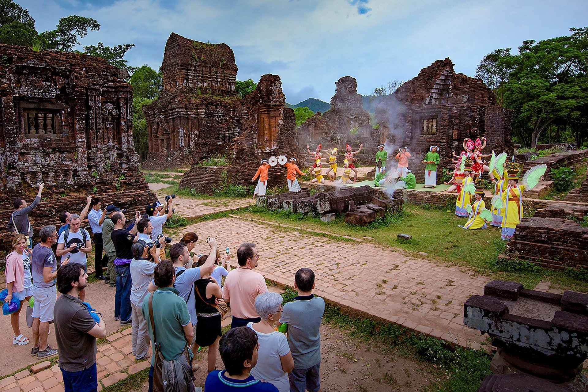 du-khach-quoc-te-xem-trinh-dien-mua-cham-o-khu-den-thap-my-son.jpg