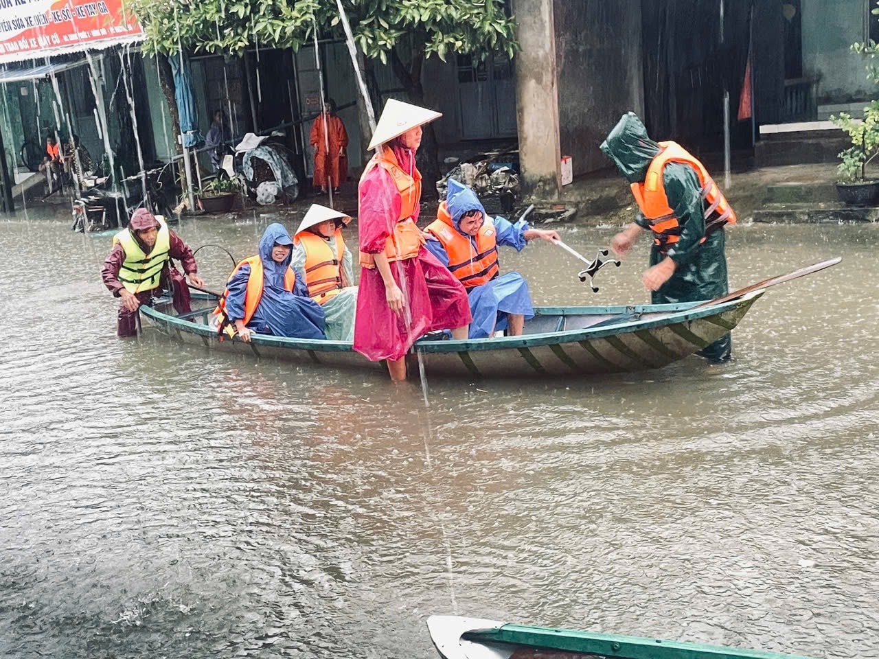 Người già và trẻ nhỏ được quan tâm trước hết. Ảnh: THU PHƯƠNG