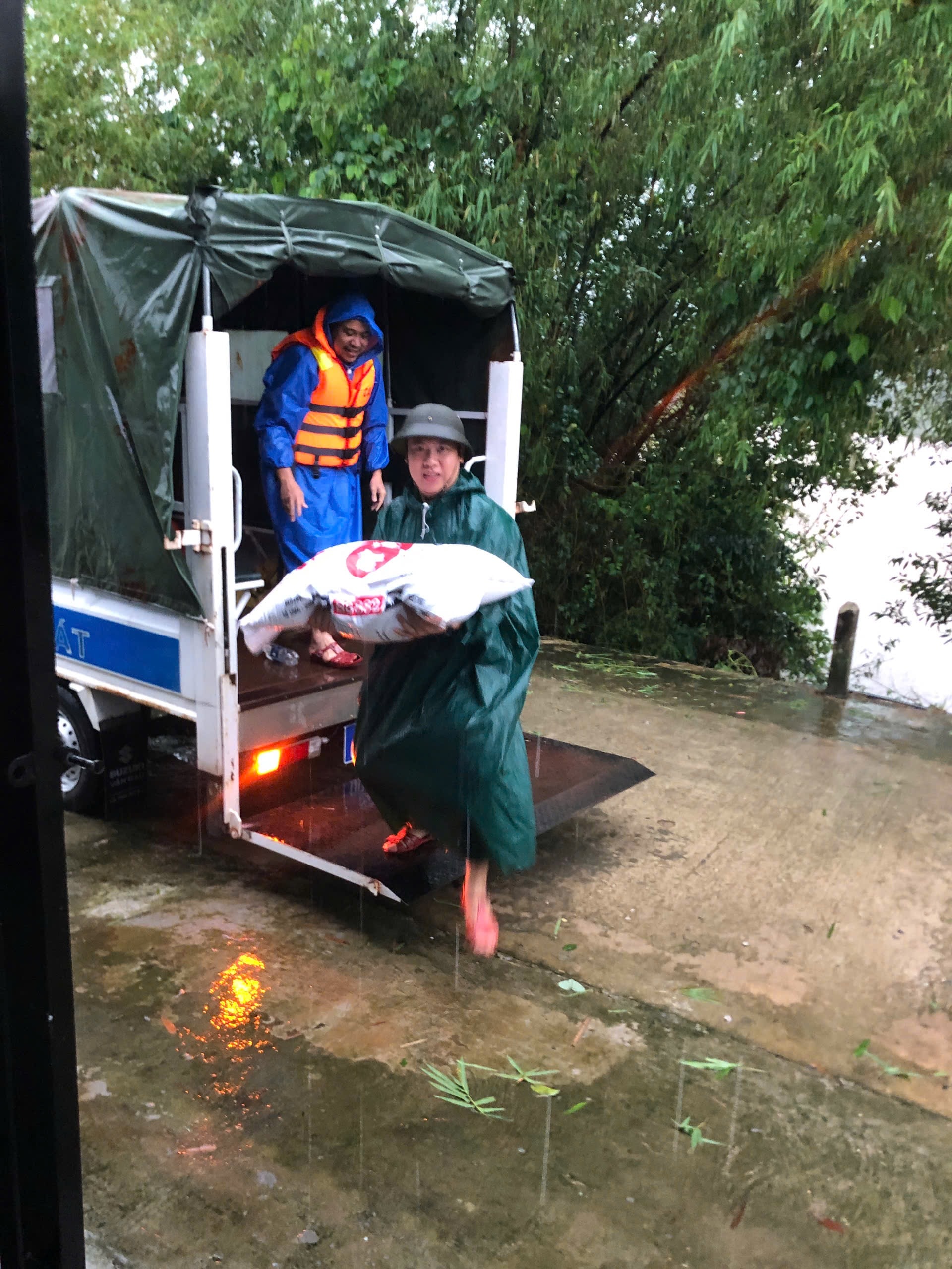 Chuyến xe “0 đồng” di dời tài sản giúp dân . Ảnh