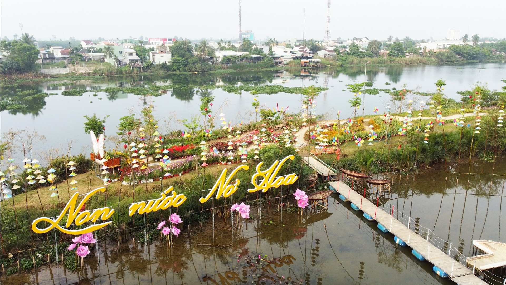 A Huong Tra ökofalu számos bejelentkezési hellyel van díszítve.