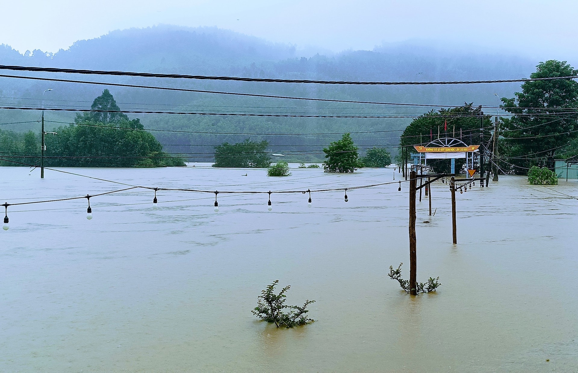 Las carreteras profundamente sumergidas por las aguas de la inundación fueron advertidas rápidamente a la gente.
