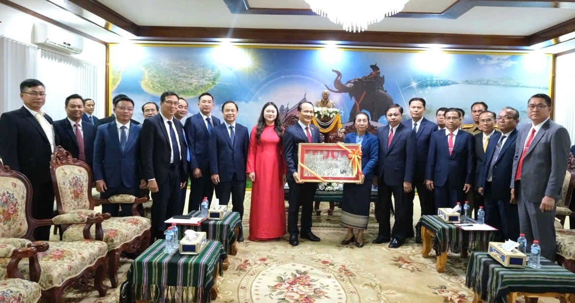 Phó Bí thư Thường trực Thành ủy Đà Nẵng Nguyễn Đình Vĩnh tặng quà đồng chí đ Nị-na-phon Say-sổm-phu - Phó Bí thư Tỉnh uỷ, Chủ tịch HĐND và lãnh đạo tỉnh Attapeu.