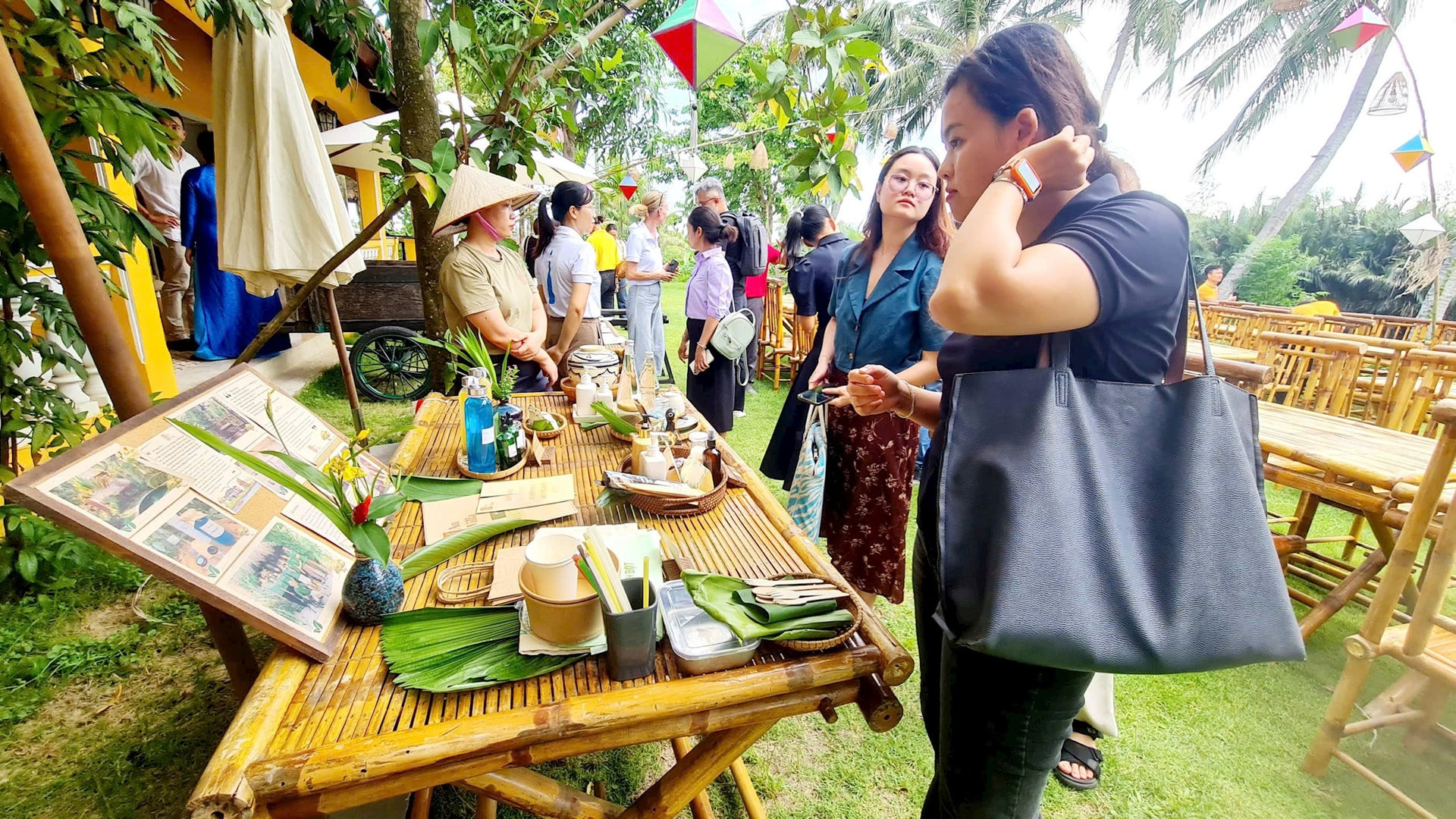 Waste reduction products/solutions were introduced to businesses and tourists at the launching workshop of the Vietnam Zero Waste Tourism Network. Photo: NGOC HA